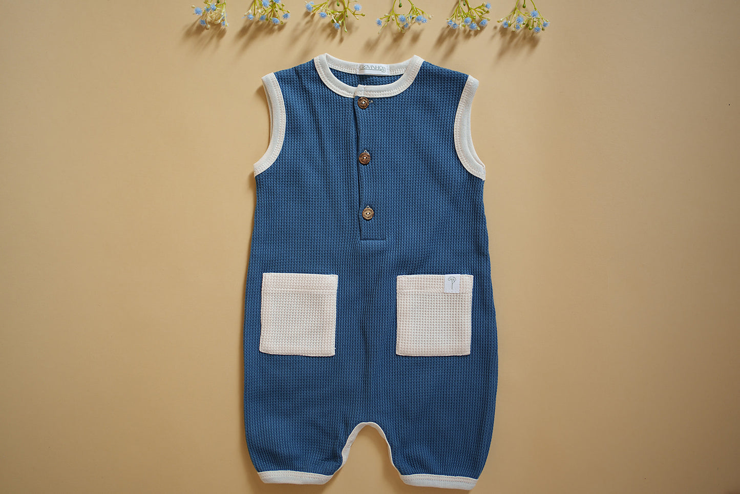 Macacão com botões e bolsos em CONTRASTE