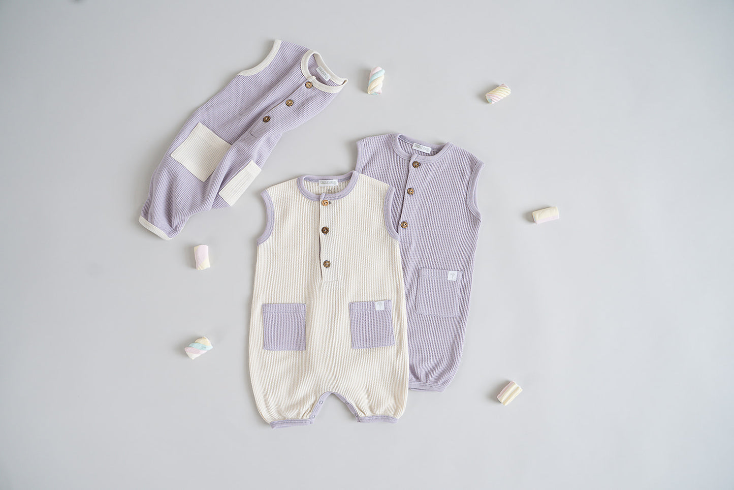 Macacão com botões e bolsos LISOS