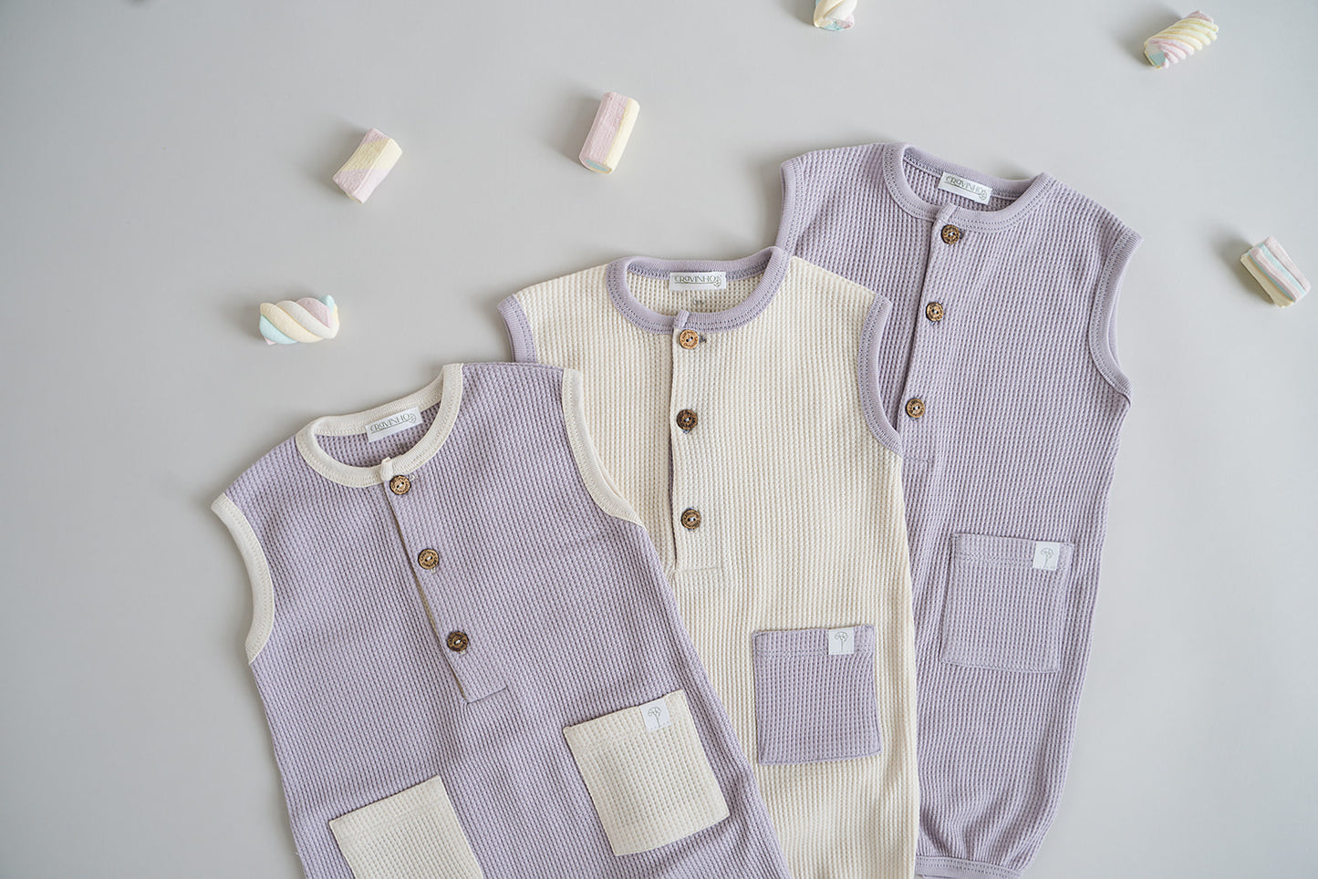 Macacão com botões e bolsos em CONTRASTE