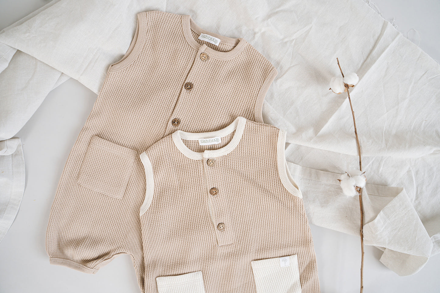 Macacão com botões e bolsos em CONTRASTE