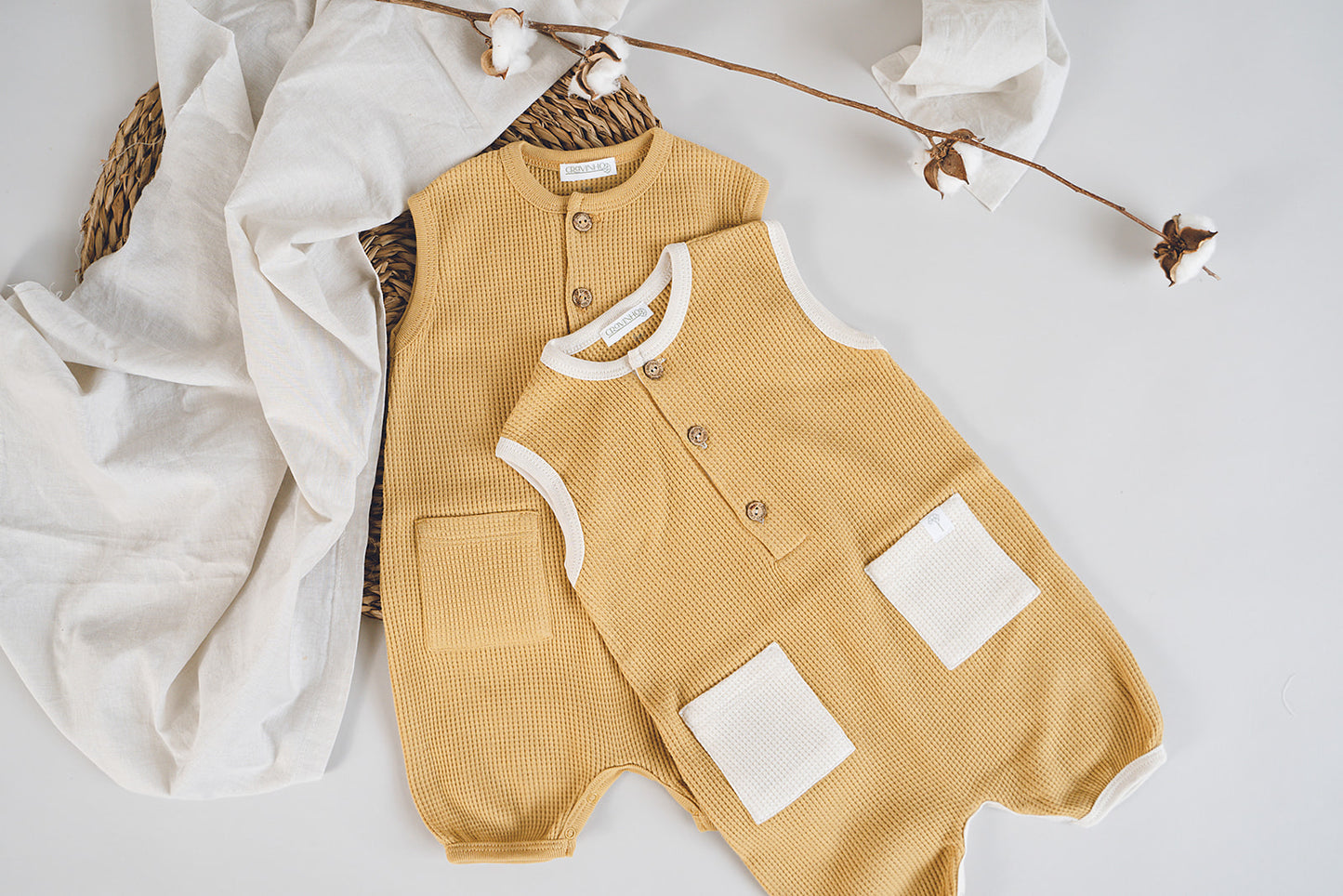 Macacão com botões e bolsos LISOS