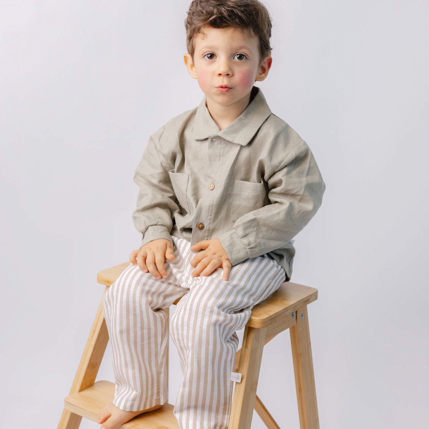 Calças em tecido às riscas bege