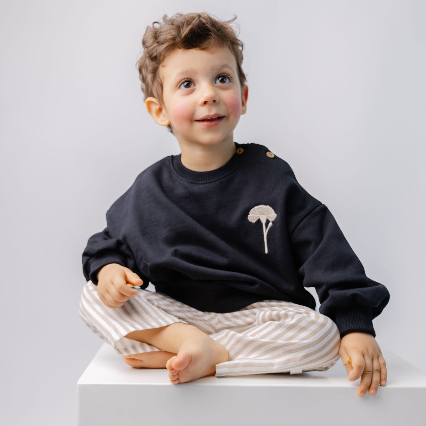 Calças em tecido às riscas bege