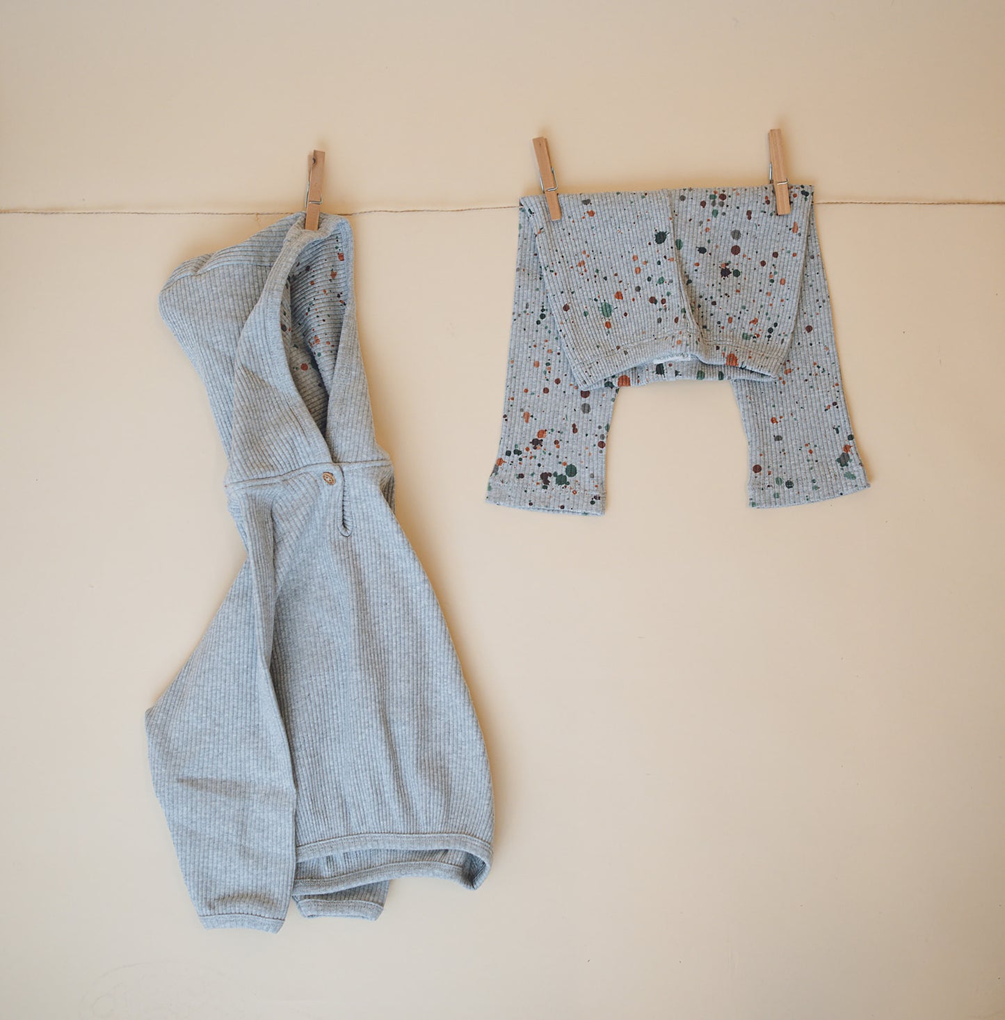 Camisola com capuz e botão, malha canelada