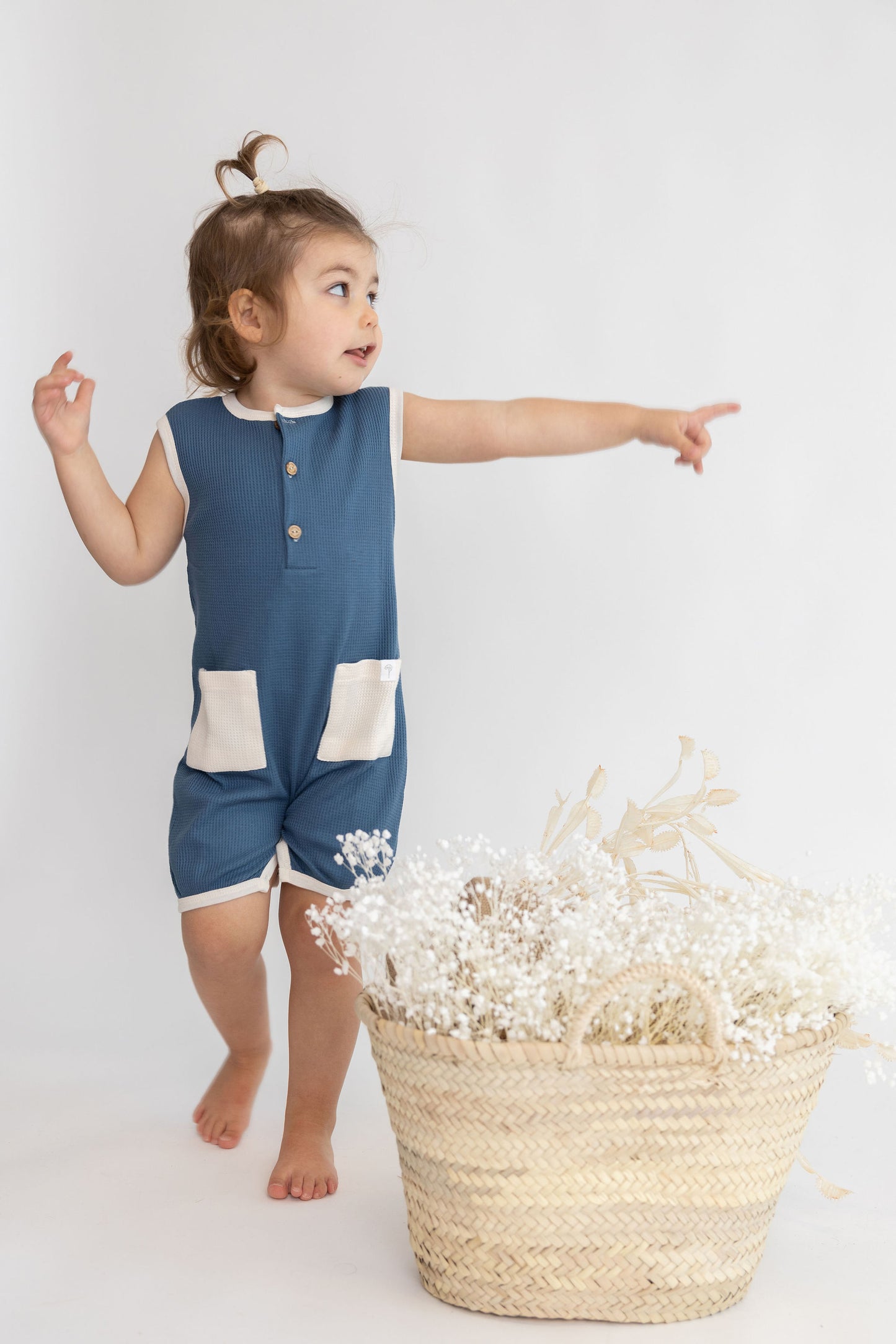 Macacão com botões e bolsos em CONTRASTE