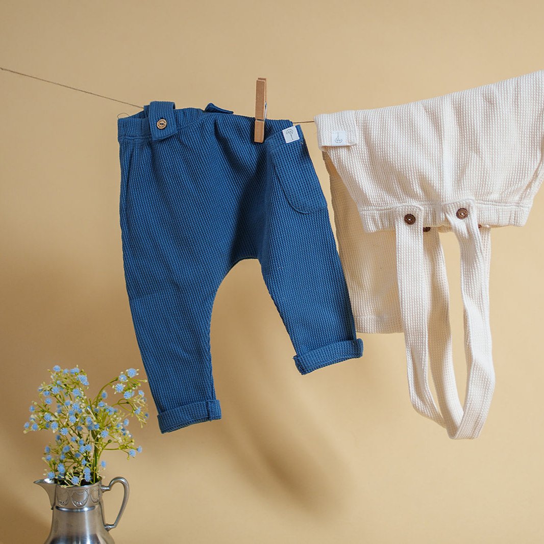 Calças com suspensórios