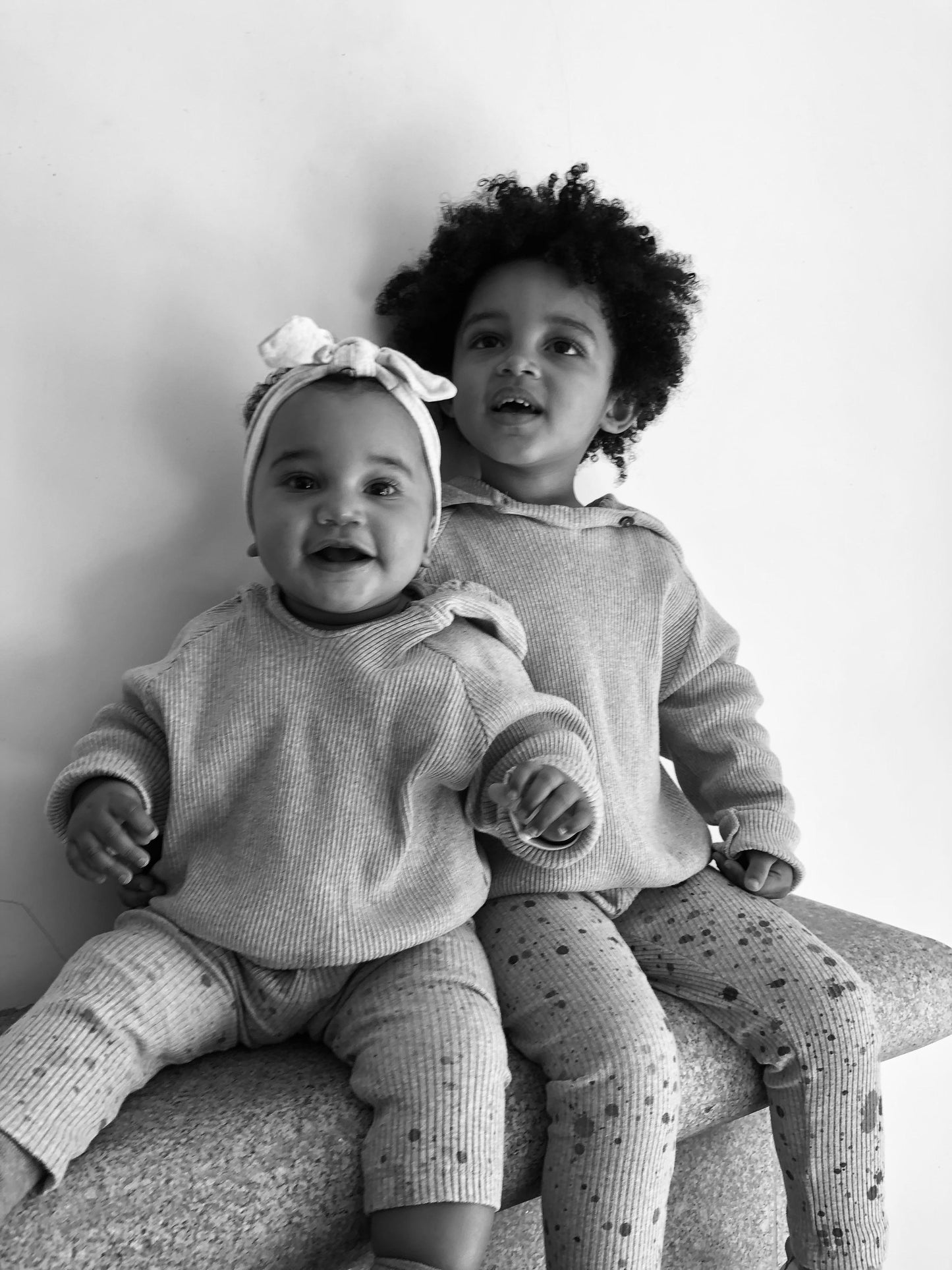 Camisola com capuz e botão, malha canelada