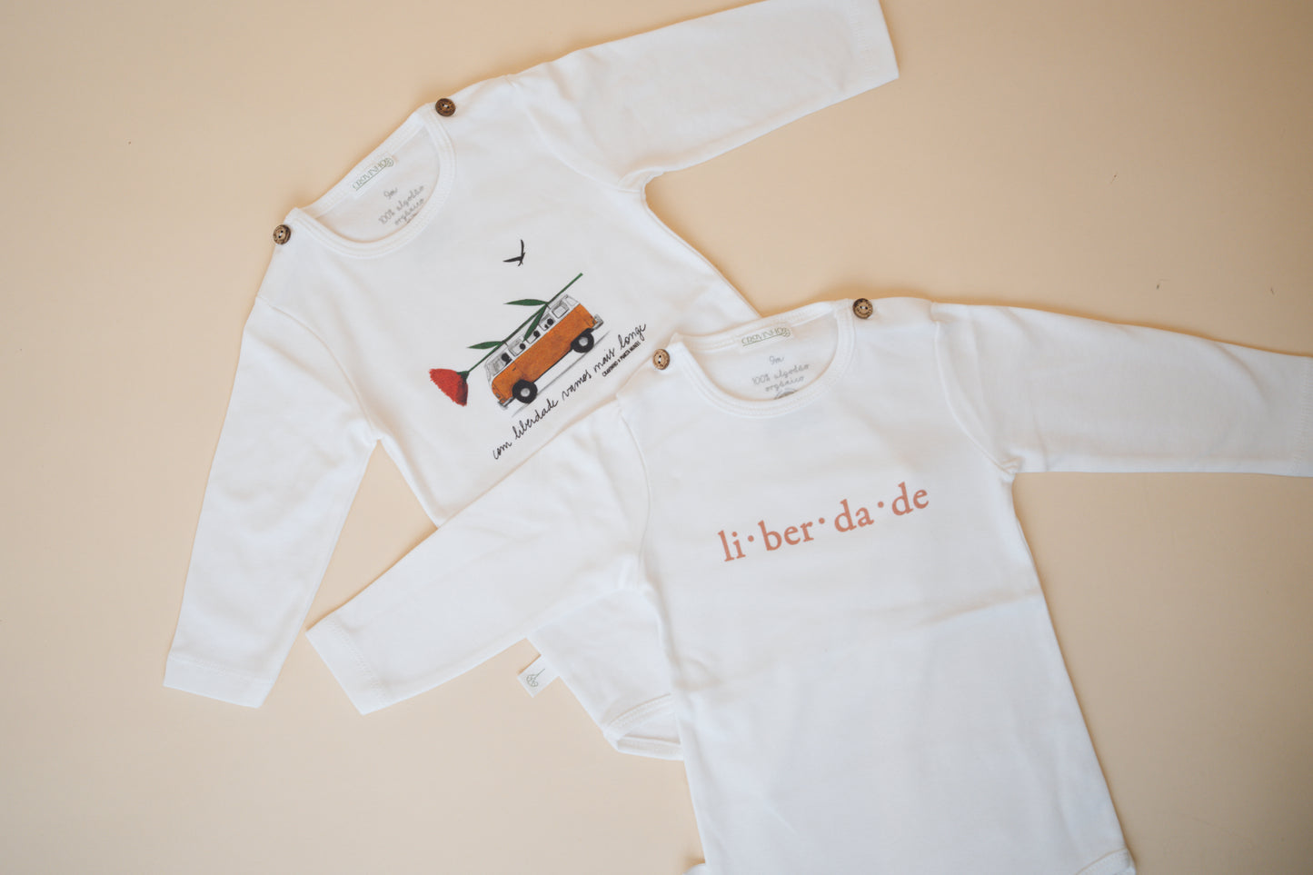 Body "Com Liberdade Vamos Mais Longe", manga comprida, com carda