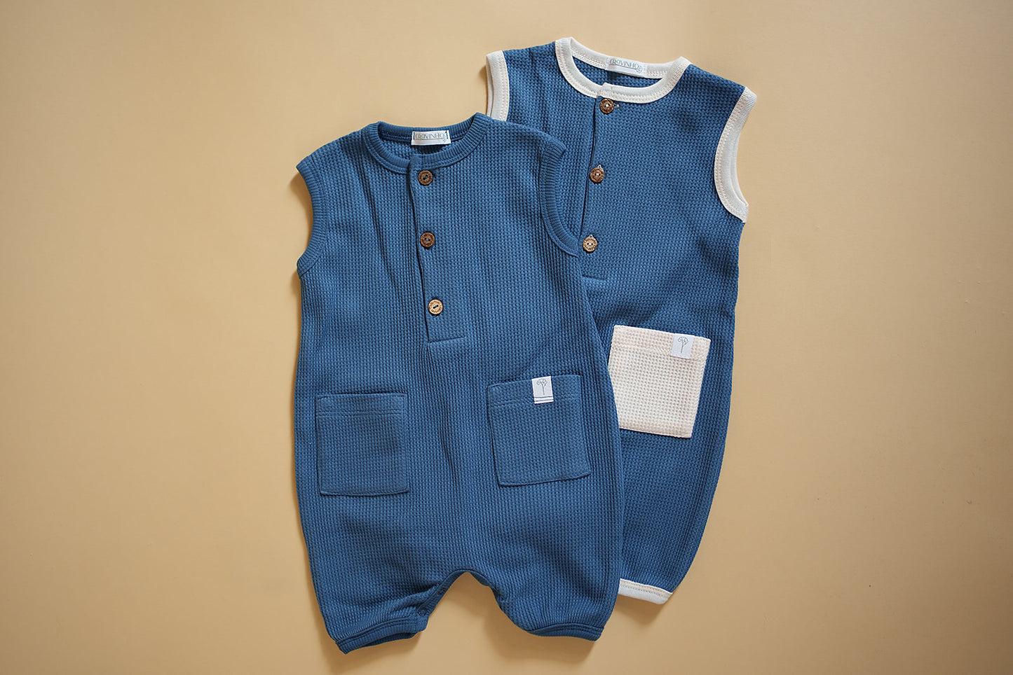 Macacão com botões e bolsos LISOS