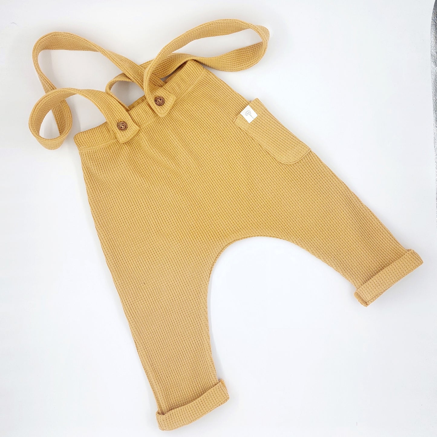 Calças com suspensórios