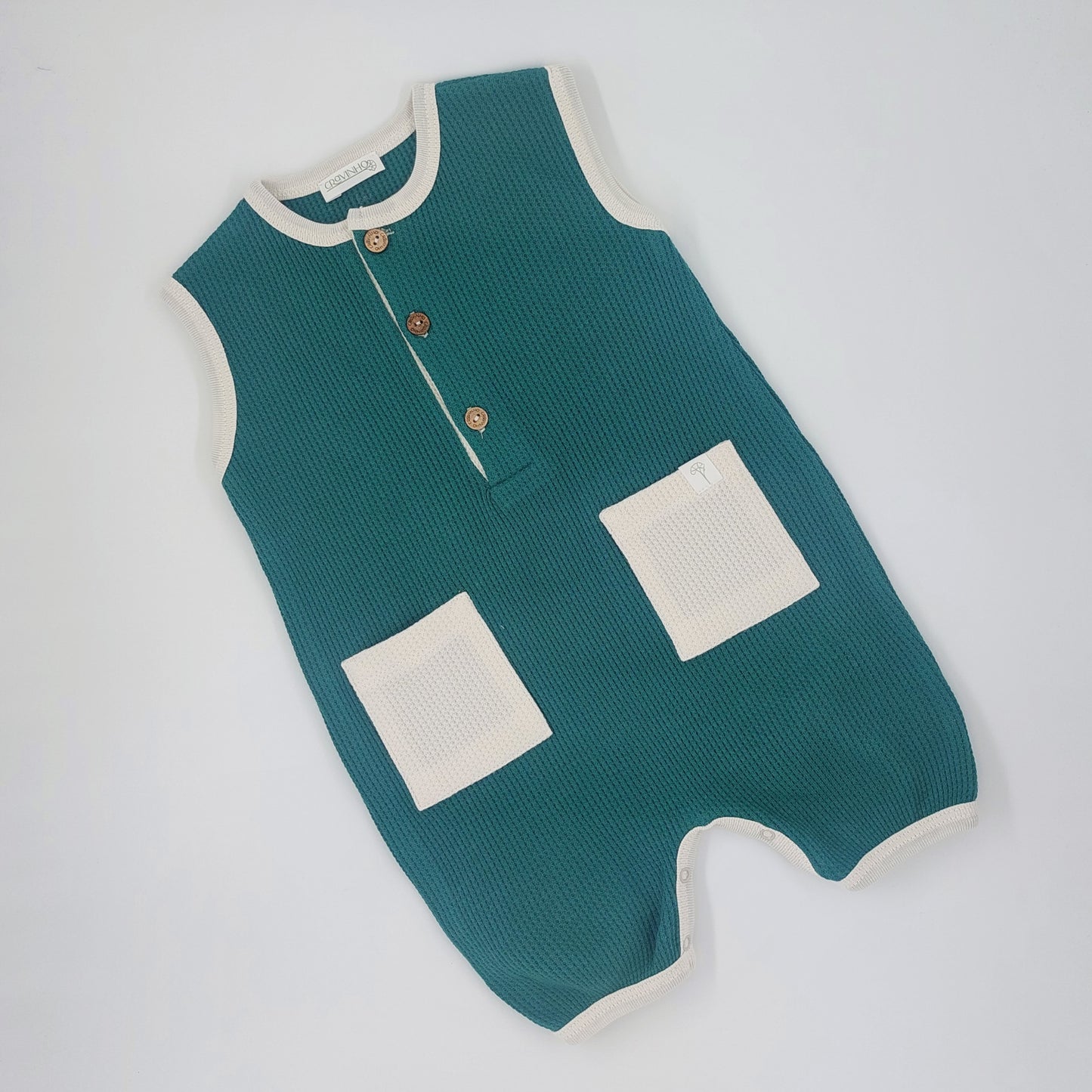 Macacão com botões e bolsos em CONTRASTE