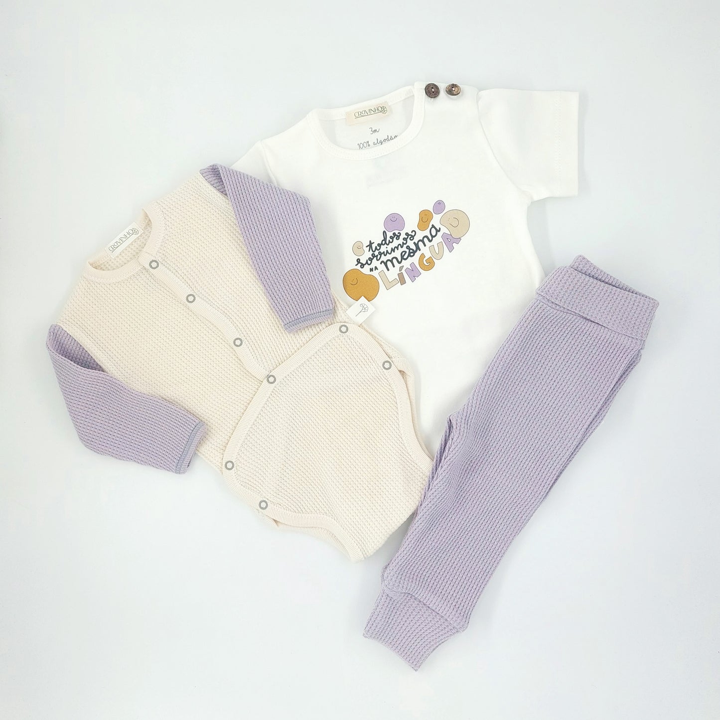 Body com abertura larga, mangas contraste