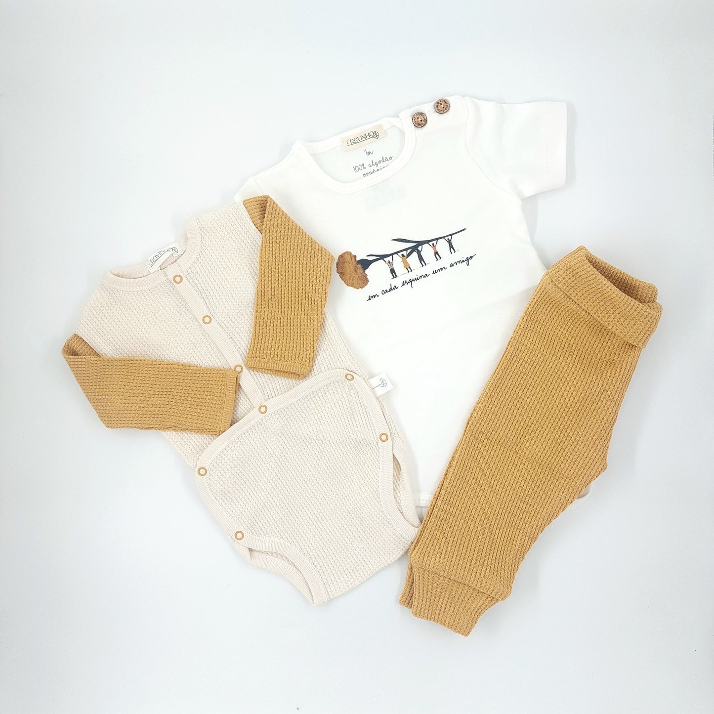 Body com abertura larga, mangas contraste