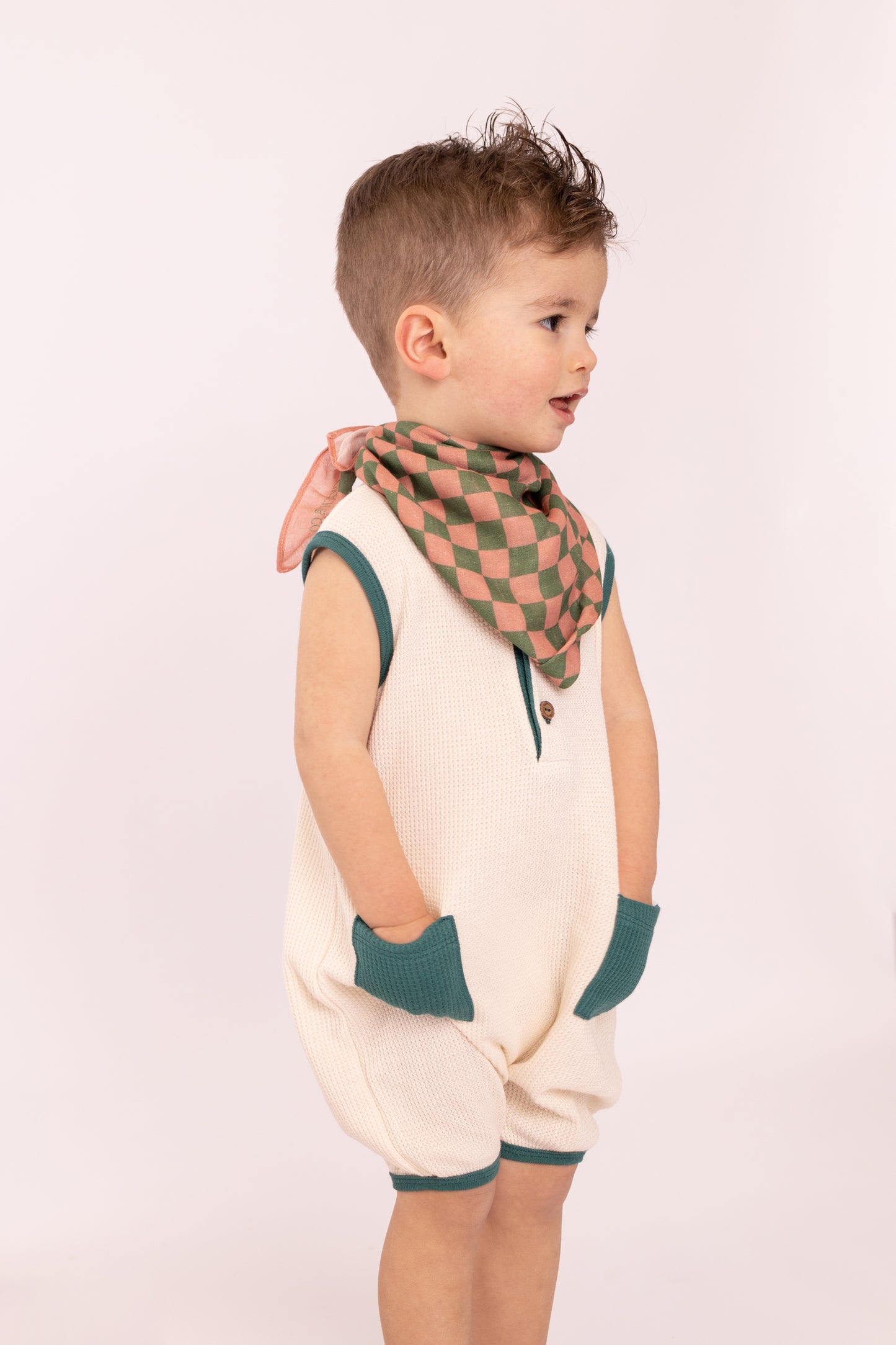 Macacão com botões e bolsos em CONTRASTE