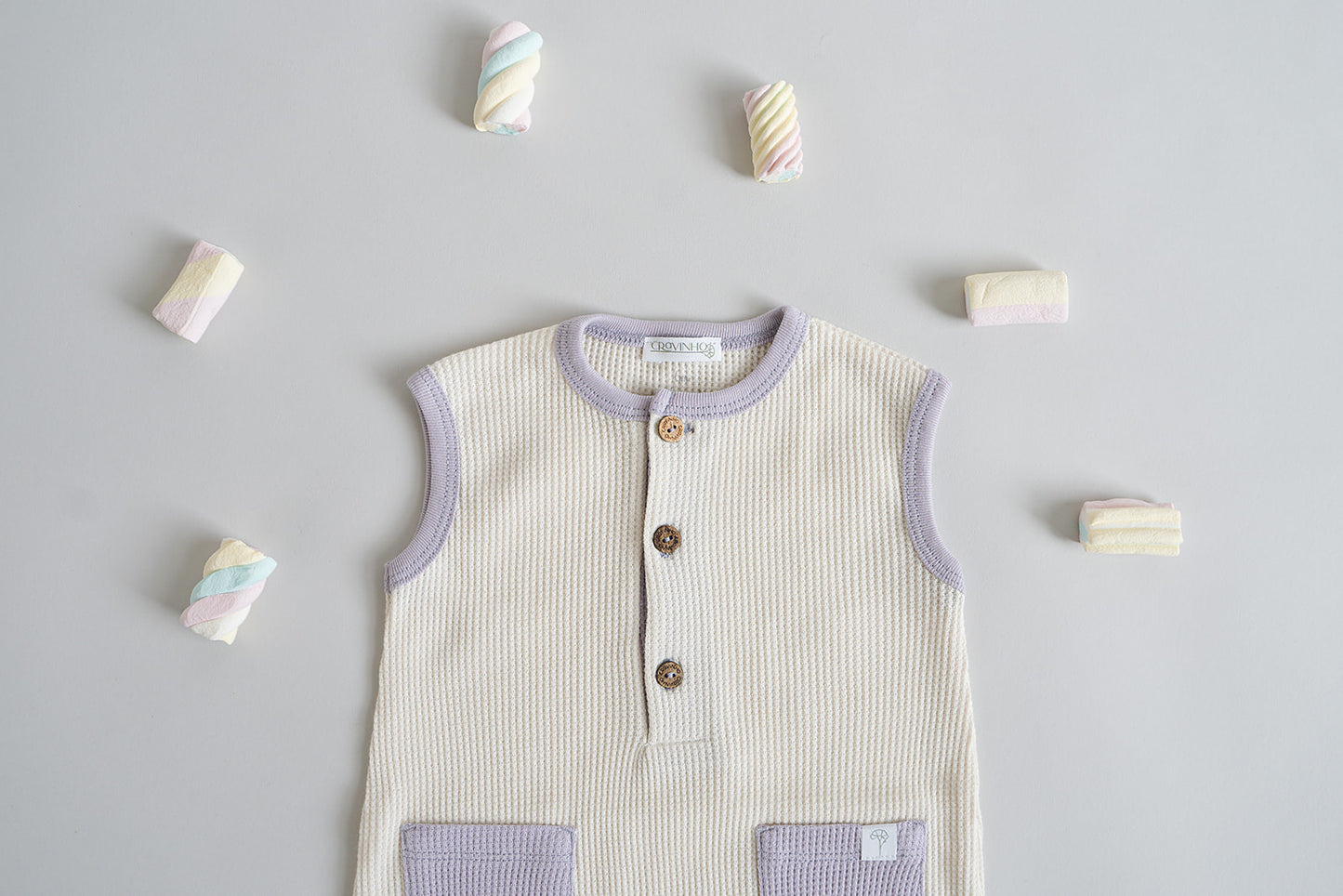 Macacão com botões e bolsos em CONTRASTE