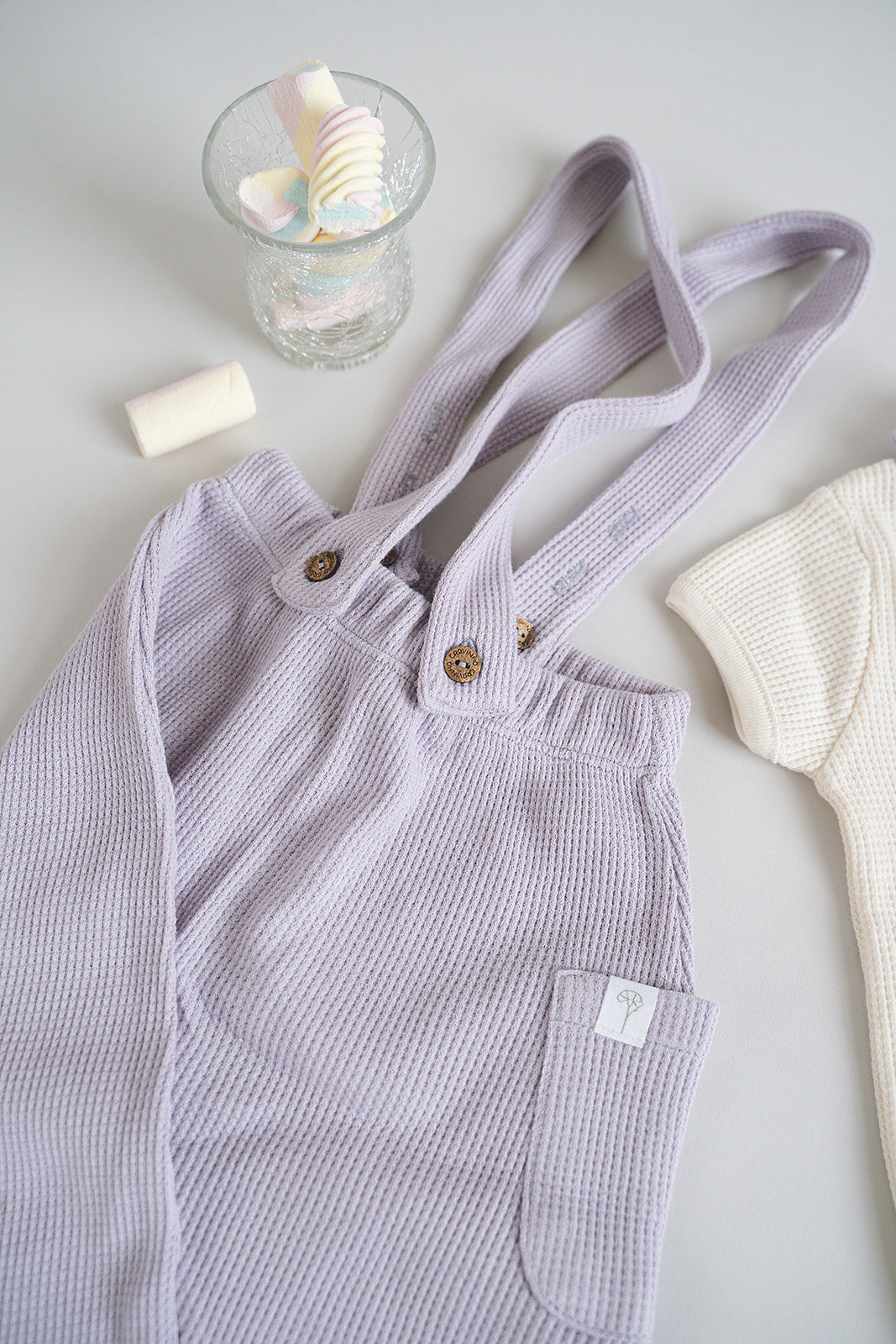 Calças com suspensórios