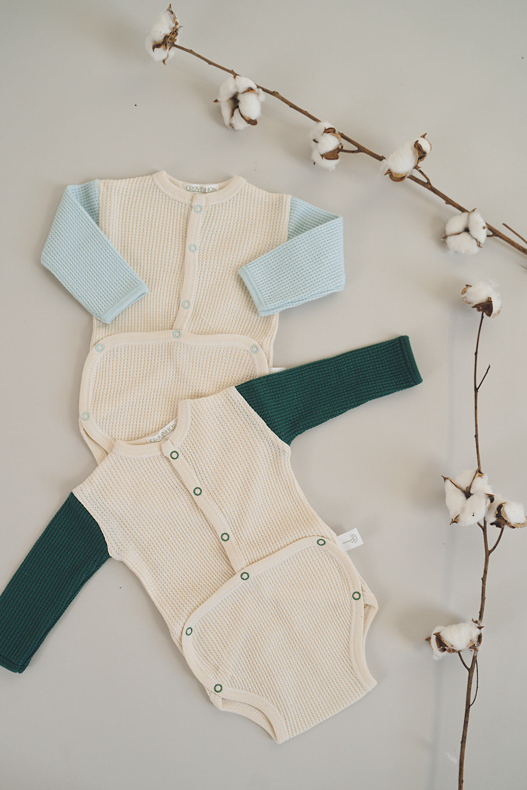 Body com abertura larga, mangas contraste