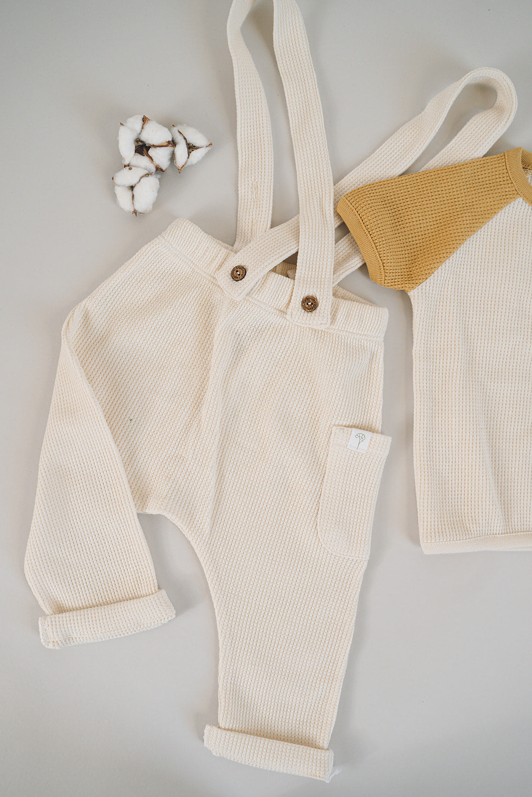 Calças com suspensórios