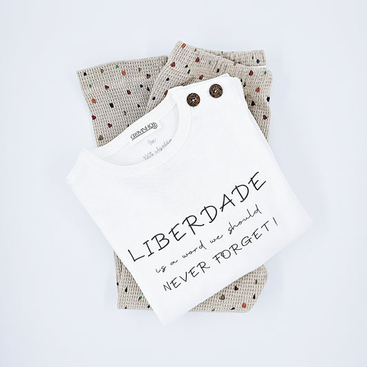 T-shirt "Never forget", manga comprida