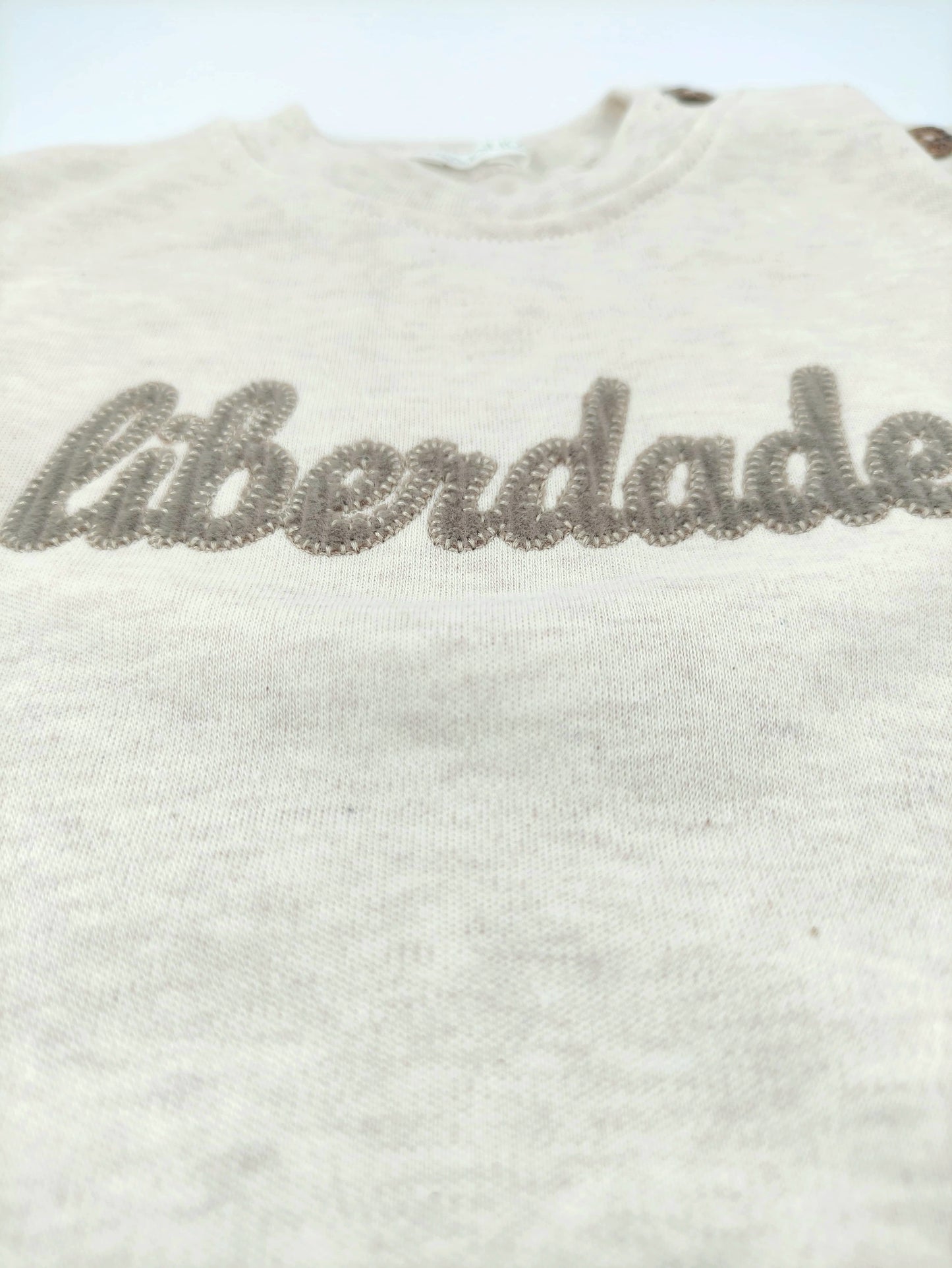 Camisola c/ bordado "Liberdade", manga comprida
